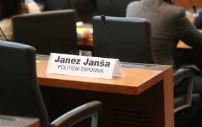 Namesto Janše v DZ le napis: "Janez Janša, politični zapornik"