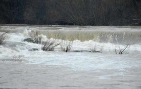 Pretoki rek po državi bodo v prihodnjih urah močno naraščali