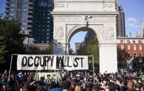 Aktivistka Okupiraj Wall Street gre v zapor zaradi napada na policista