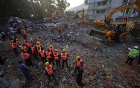 Število žrtev zrušenja zgradbe v Indiji preseglo 70