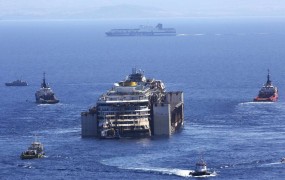 Costa Concordia pluje proti svojemu zadnjemu cilju