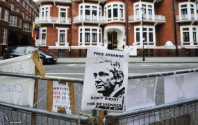 Britanci naj bi zaradi Assangea grozili z vdorom na ekvadorsko veleposlaništvo