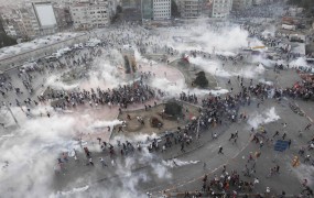 V Carigradu policija spet s solzilcem in vodnimi topovi nad demonstrante