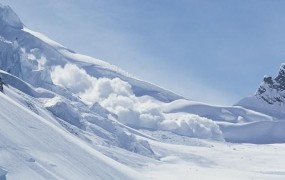 Pod snežnim plazom v francoskih Alpah umrli štirje ljudje