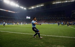 Fantastični Suarez potolkel Angleže; »izumitelji nogometa« na robu izpada