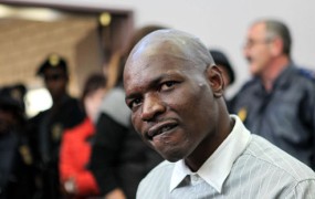 Južnoafričanu dosmrtni zapor zaradi umora belskega rasista