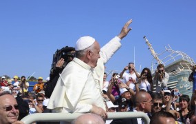 Papež na Lampedusi obsodil brezbrižnost do trpljenja priseljencev