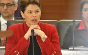 Premierka Bratuškova: Slovenija ob uspešni sanaciji bank iz krize v 2014