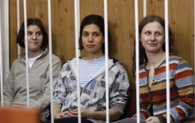 V Rusiji sodijo aktivistkam Pussy Riot