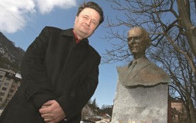 Občina Zagorje s pritožbo proti odločitvi sodišča o odstranitvi Drnovškovega kipa