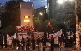 Opozicija je poskušala zasesti prostore zaprte grške televizije