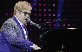 Elton John po 22 letih spet na vrhu britanske lestvice