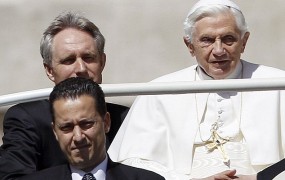 Papežev tajnik Paolo Gabriele gre pred sodnika zaradi kraje zaupnih dokumentov