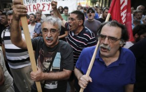 Protestniki napadli grškega ministra za zdravje