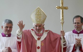 Papež ostro napadel istospolne poroke