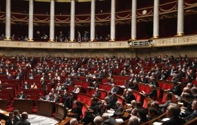Francoski parlament potrdil sporno reformo trga dela