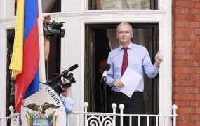 Assange: Obama, prenehaj z lovom na čarovnice