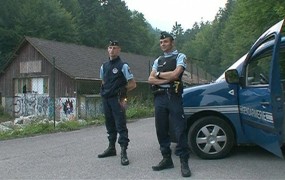 V francoskih Alpah našli štiri ustreljena trupla in preživeli hčerki žrtev