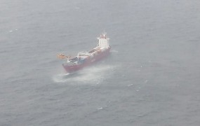 Kanadčani rešujejo rusko tovorno ladjo, ki je obtičala na morju 