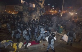 Ukrajinska policija brutalno nad demonstrante; opozicija za predčasne volitve