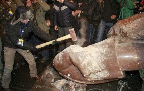V Kijevu zrušili Leninov kip; protestniki hočejo Evropo ne Rusije