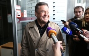 Jankoviću je ostalo zvestih le deset poslancev, diši po predčasnih volitvah