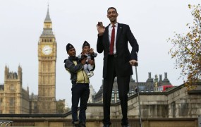 V Londonu srečanje največjega in najmanjšega človeka na svetu