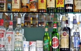 Vlada nad proračunsko luknjo z višjimi trošarinami za alkohol