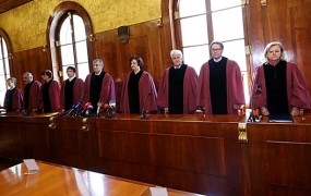 Ustavno sodišče začelo obravnavati Janševo pritožbo na sodbo vrhovnega sodišča v zadevi Patria