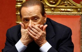 Manekenka zahteva odškodnino, ker naj bi bila prisiljena v seks z Berlusconijem