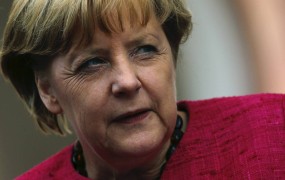 Merklova: Schröder Grčije ne bi smel spustiti v območje evra