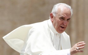 Papež: luksuzni avtomobili niso za duhovnike in nune