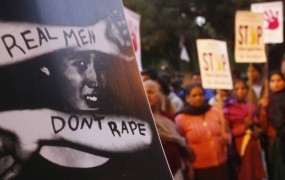 Indijska žrtev skupinskega posilstva stara 13 let in noseča