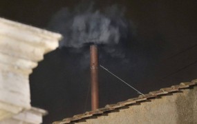 Gost črn dim naznanil nadaljevanje iskanja novega papeža