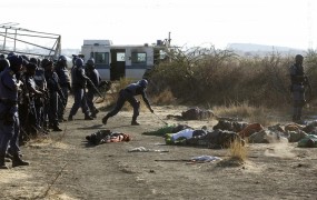 V spopadih med policijo in stavkajočimi rudarji v Južni Afriki 30 mrtvih
