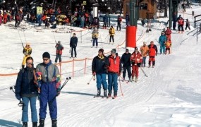 Za polovico slovenskih šolarjev se danes začenjajo zimske počitnice