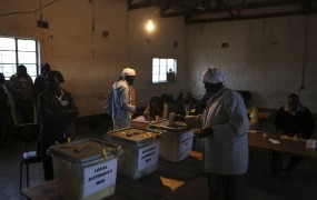 Mugabe na volitvah povozil opozicijo, ta vztraja, da so bile volitve farsa