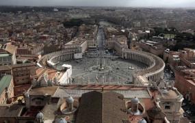 V Vatikanu kardinali začeli z izbiranjem novega papeža