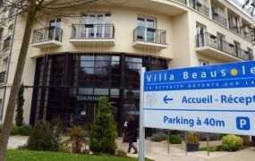 Francija ogorčena: iz doma za ostarele brezobzirno izselili 94-letnico