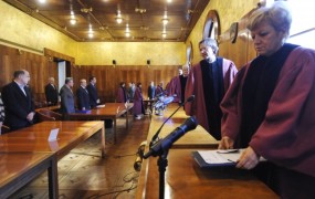 Ustavno sodišče danes o referendumski zahtevi za državni holding