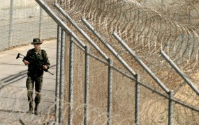 Španija okrepila mejno ograjo z Marokom z bodečo žico
