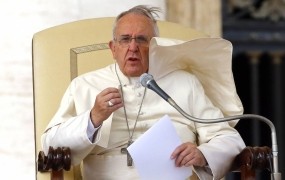 Papež z visokega položaja odstavil konservativnega ameriškega kardinala