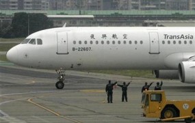 Več deset mrtvih v nesreči potniškega letala na Tajvanu