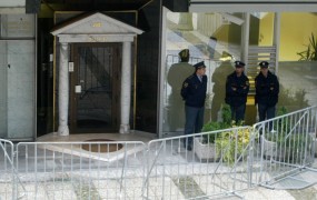 Domnevni ropar SKB naj bi si iz pripora skušal urediti alibi operacije v Beogradu