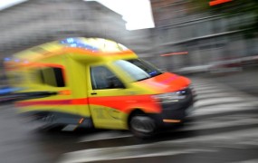 Avstrijec na gorenjski avtocesti bežal pred policisti in povzročil hudo prometno nesrečo