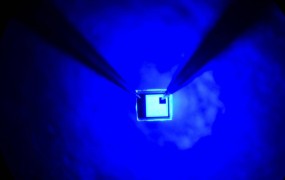 Nobelova nagrada za fiziko letos za izum modrih LED diod 