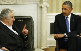 Predsednik Urugvaja oštel Obamo zaradi kajenja in hvalil rodnost Latinoameričank