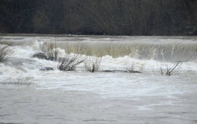 Odpravljanje posledic vremenske ujme se nadaljuje, povečana poplavna ogroženost
