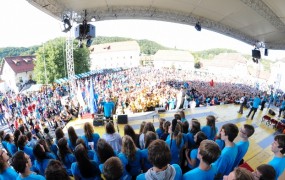 V Stični danes tradicionalni katoliški festival Stična mladih