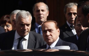 Parlamentarna komisija: Berlusconi mora zapustiti senat
